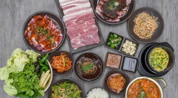 Bogactwo smaków kuchni koreańskiej: surowe i marynowane mięso, kimchi, sałatki, ryż i zupy.