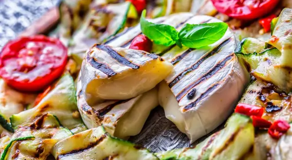 Grillowany ser camembert z cukinią i pomidorami. Idealne co na grilla oprócz mięsa, z dodatkiem świeżej bazylii.