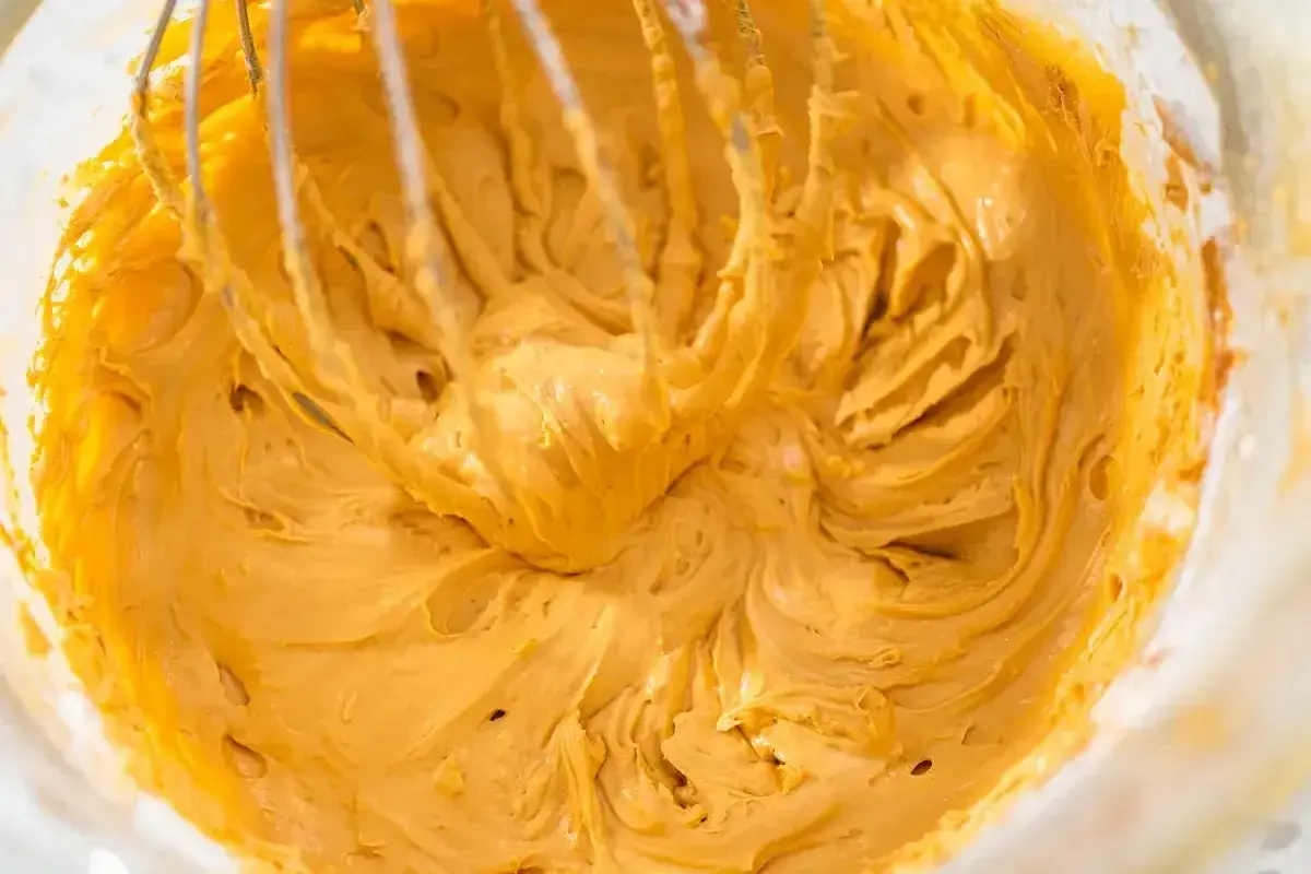 Gładka, kremowa masa z mascarpone, ubijana trzepaczką miksera, gotowa do deseru.