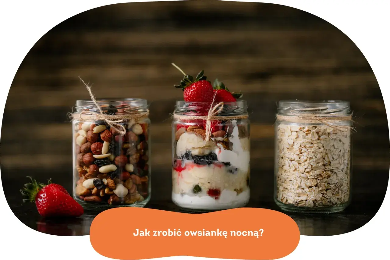 Słoiki z bakaliami, owsianką i gotową nocną owsianką z owocami. Idealne na zdrowy start dnia.