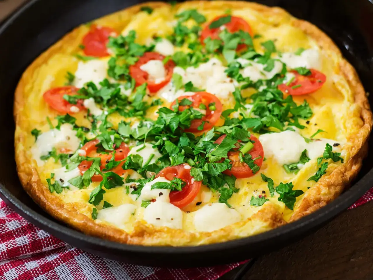 Pyszna frittata z pomidorami i serem, idealna na szybką kolację w 5 minut.
