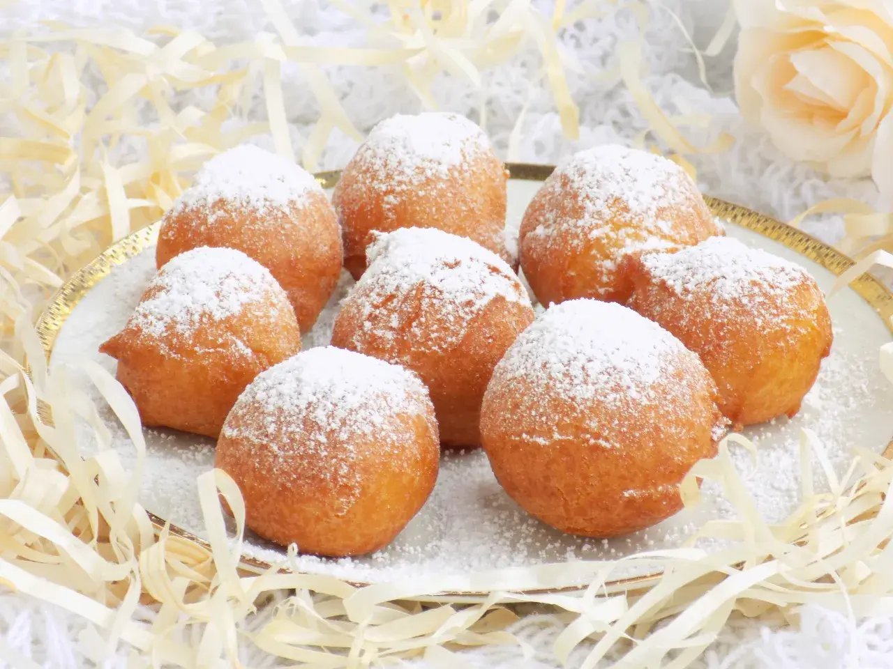 Pączki z serka homogenizowanego przepis: pyszne, puszyste kuleczki posypane cukrem pudrem, idealne na deser.
