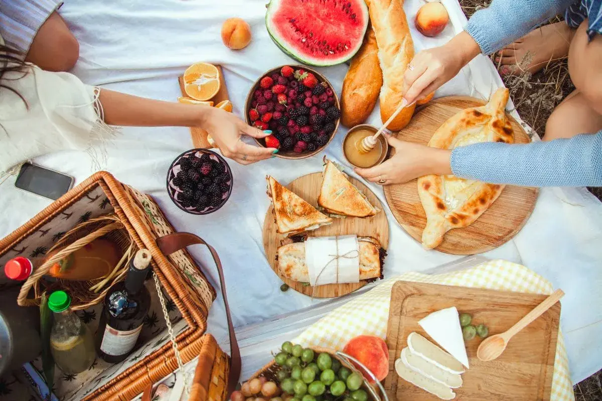 Co na piknik? Pyszne owoce, pieczywo, sery, kanapki i miód. Idealne jedzenie na wspólne chwile na łonie natury.
