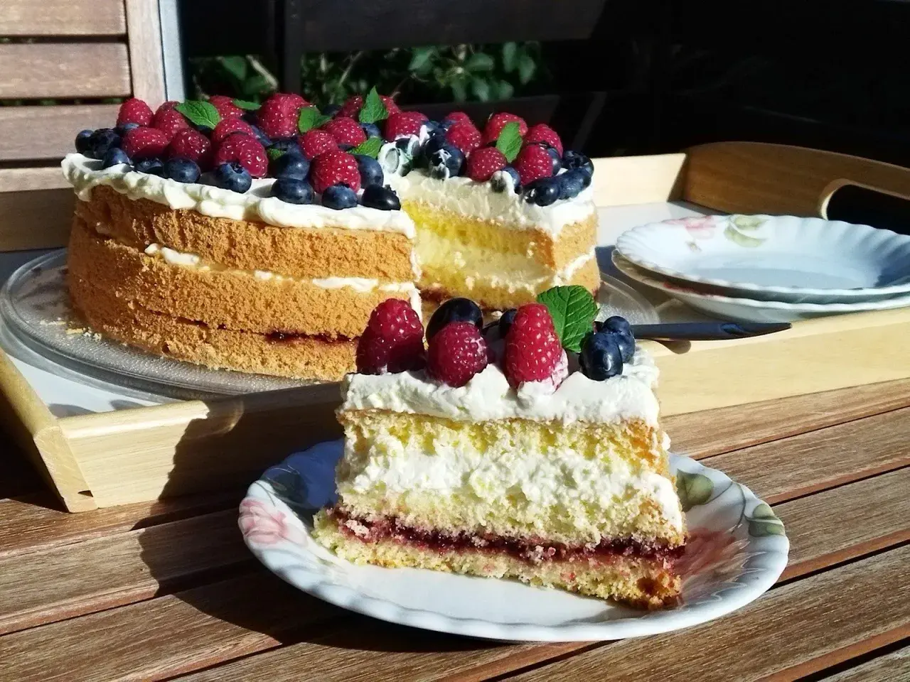 Pyszne domowe torty urodzinowe z malinami i borówkami. Przepisy na takie cuda znajdziesz w internecie!