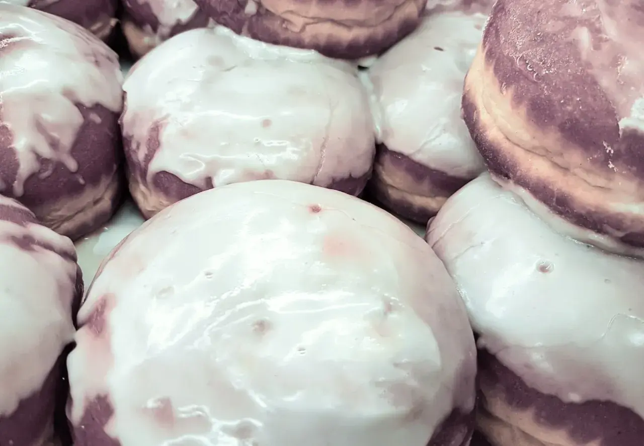 Pączki z lukrem ze zwykłego cukru, gotowe do jedzenia.