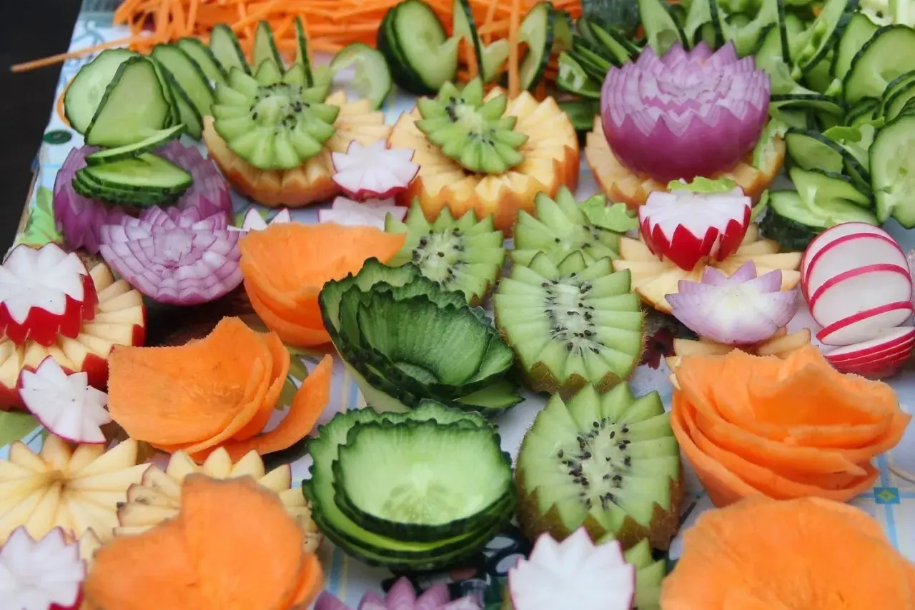 Proste dekoracje z warzyw: kwiaty z marchewki, kiwi, ogórka, rzodkiewki i cebuli.