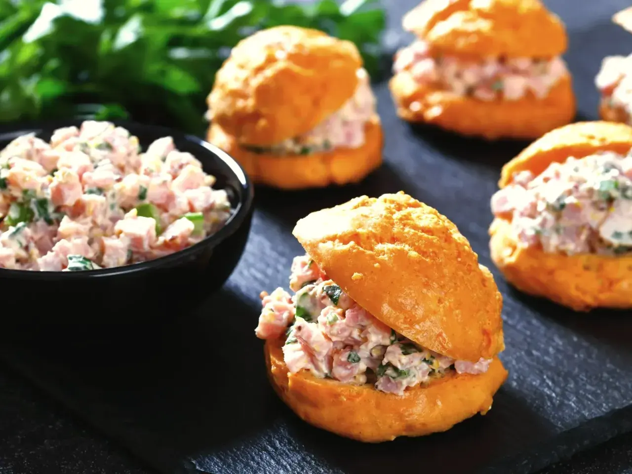 Pyszne, małe kanapki do pracy z pastą jajeczną i szynką, idealne na szybki lunch.