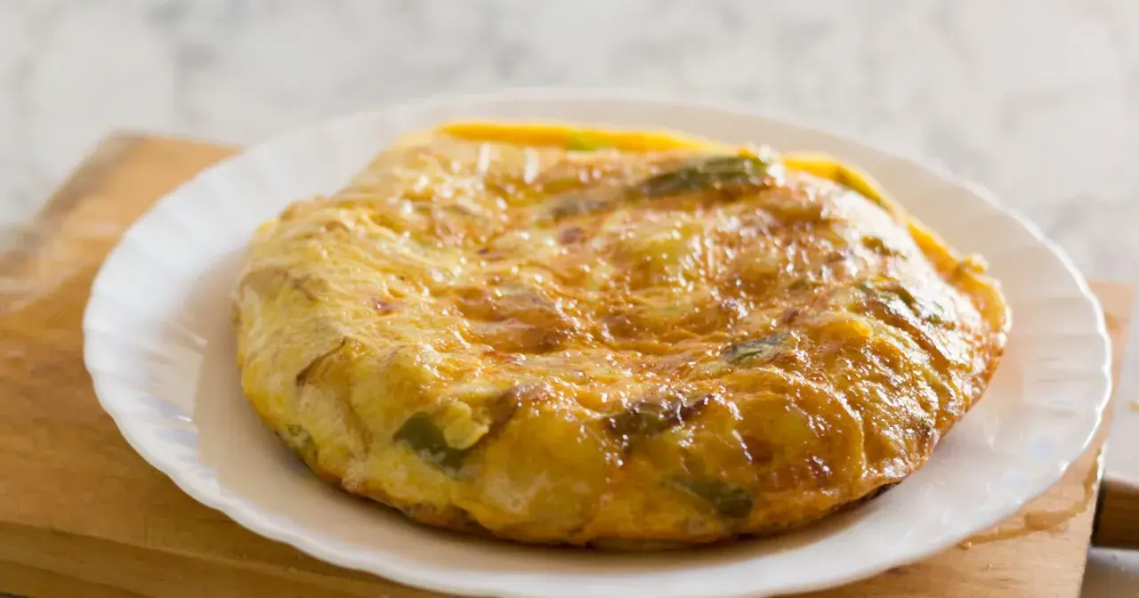 Złocista tortilla z ziemniakami i papryką, idealna na śniadanie bez pieczywa.