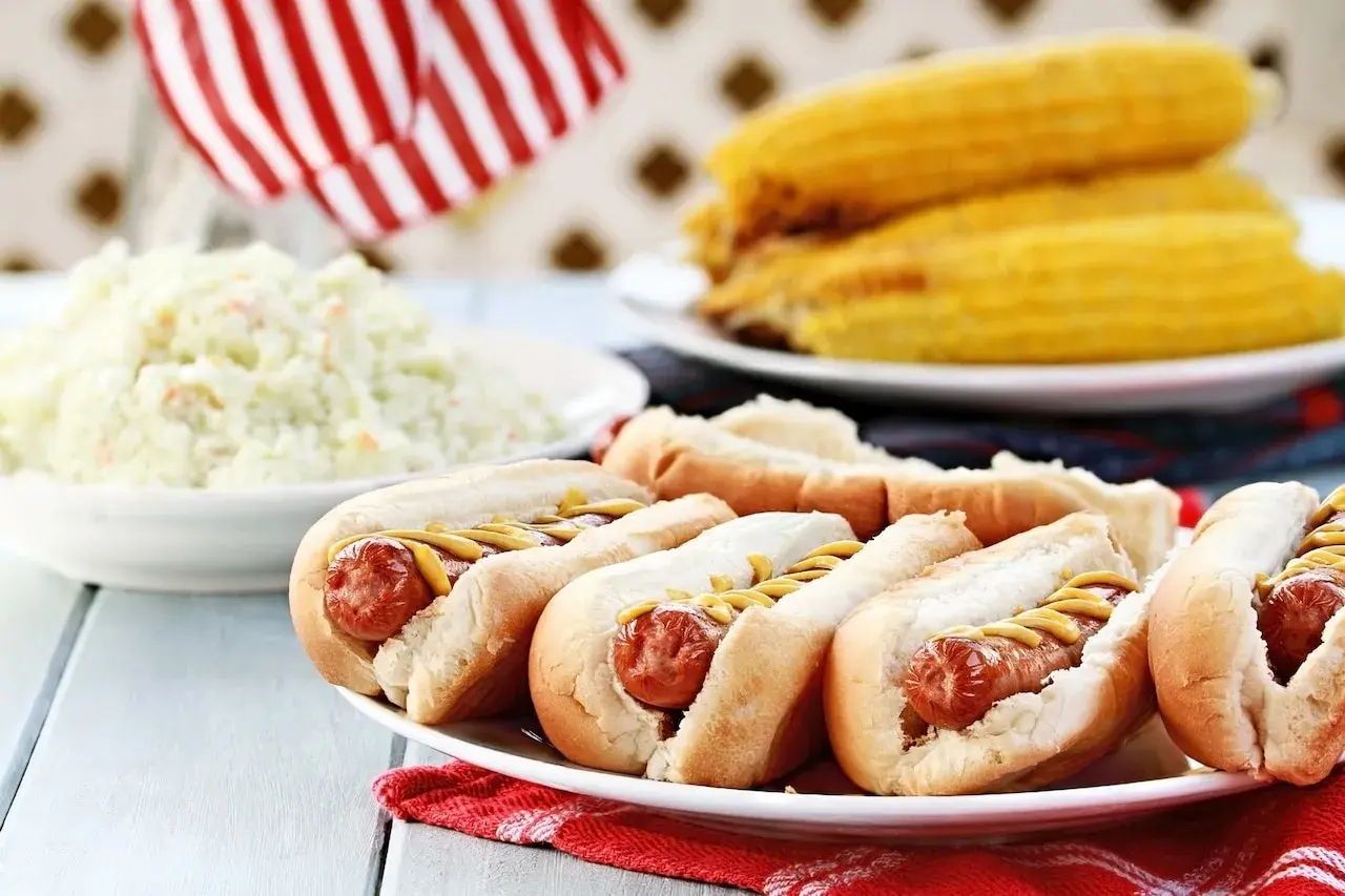 Pyszne hot dogi z musztardą, surówka coleslaw i kukurydza. Idealny przepis na letnie grillowanie!