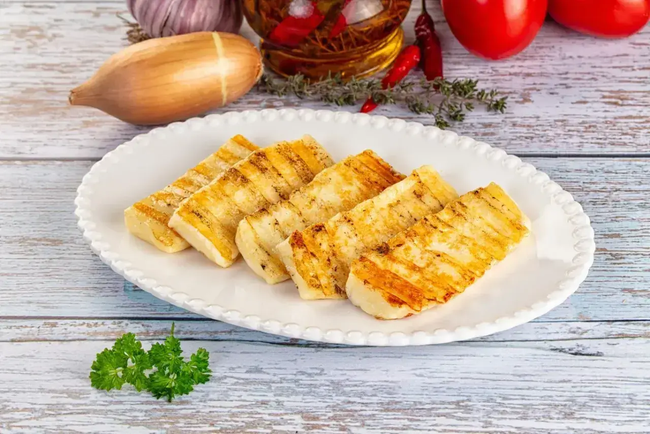 Grillowany ser halloumi na talerzu, idealny jako dodatek do sałatek, warzyw z grilla lub jako samodzielna przekąska.
