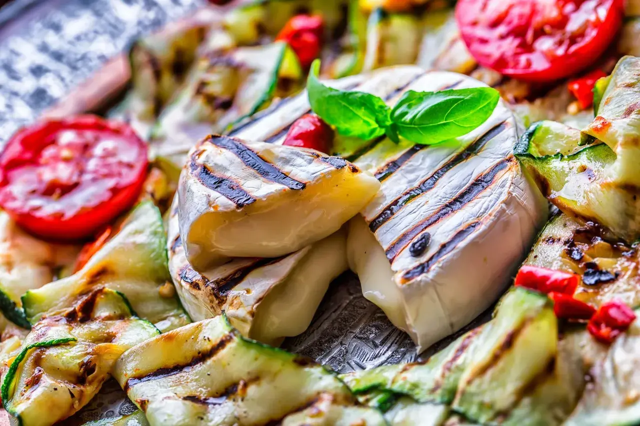 Grillowany ser camembert z cukinią i pomidorami. Idealne co na grilla oprócz mięsa, z dodatkiem świeżej bazylii.