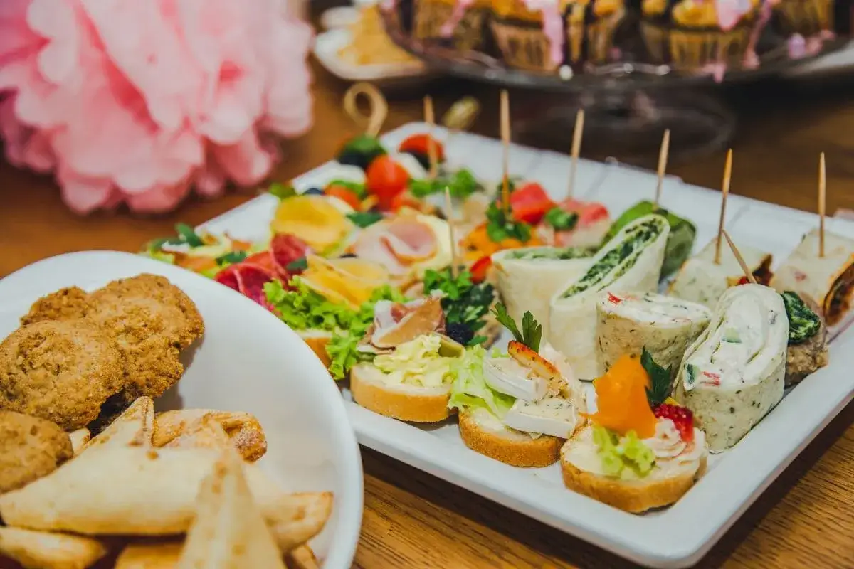 Pyszne przekąski na andrzejki: koreczki, mini kanapki, tortille i ciasteczka. Idealne na imprezę!