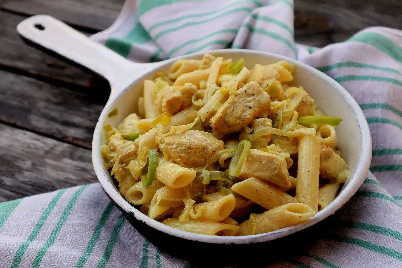 Penne z kurczakiem i porem w kremowym sosie. Pyszne danie, kt&oacute;re zachwyci każdego miłośnika makaronu z porem.