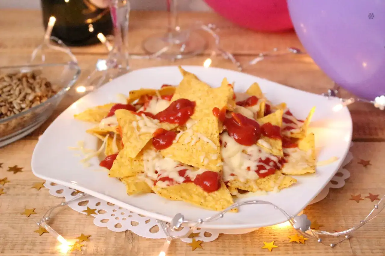 Pyszny dip do nachos z roztopionym serem i sosem pomidorowym, idealny na imprezę.
