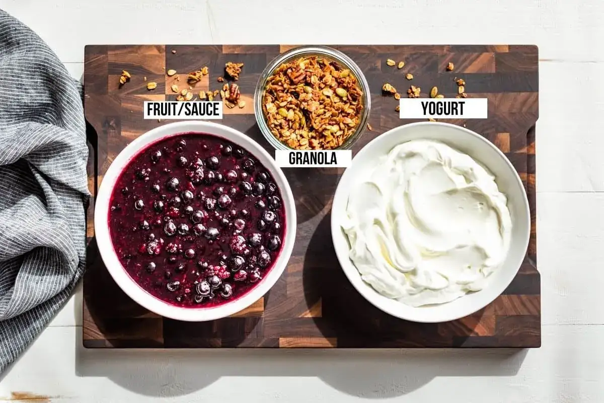 Szybki deser z niczego w 5 minut: jogurt, sos owocowy i granola. Idealne połączenie na błyskawiczną przekąskę.