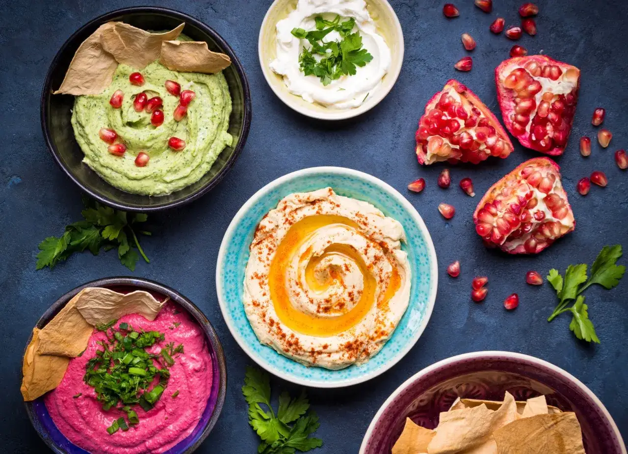Kolorowe pasty na kanapki: zielona z granatem, różowa z ziołami i klasyczny hummus z oliwą. Idealne na przekąskę!