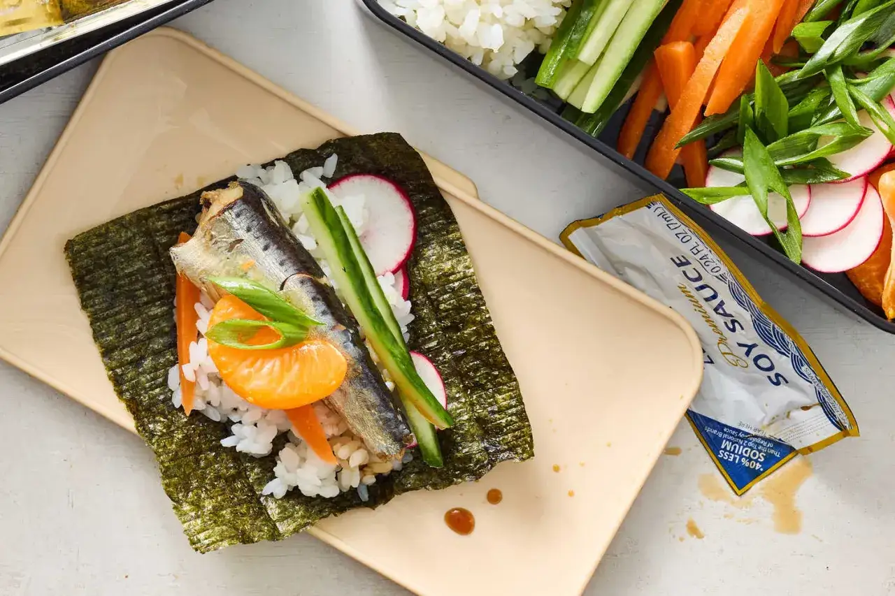 Z czym można zrobić sushi: ryż, nori, ryba, marchewka, ogórek, rzodkiewka, szczypiorek i mandarynka.