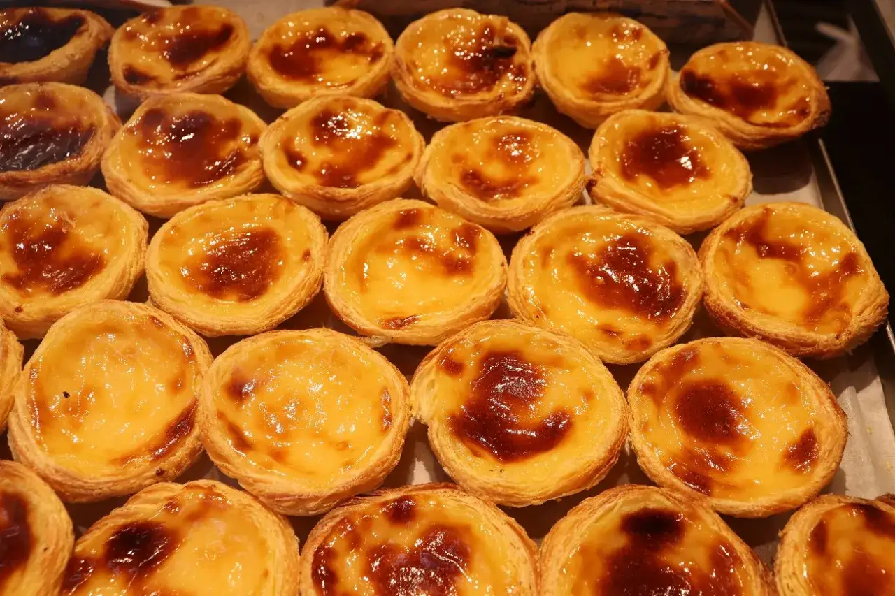 Mnóstwo pysznych babeczek pasteis de nata, idealnych do domowego wypieku. Przepis na nie jest prosty!