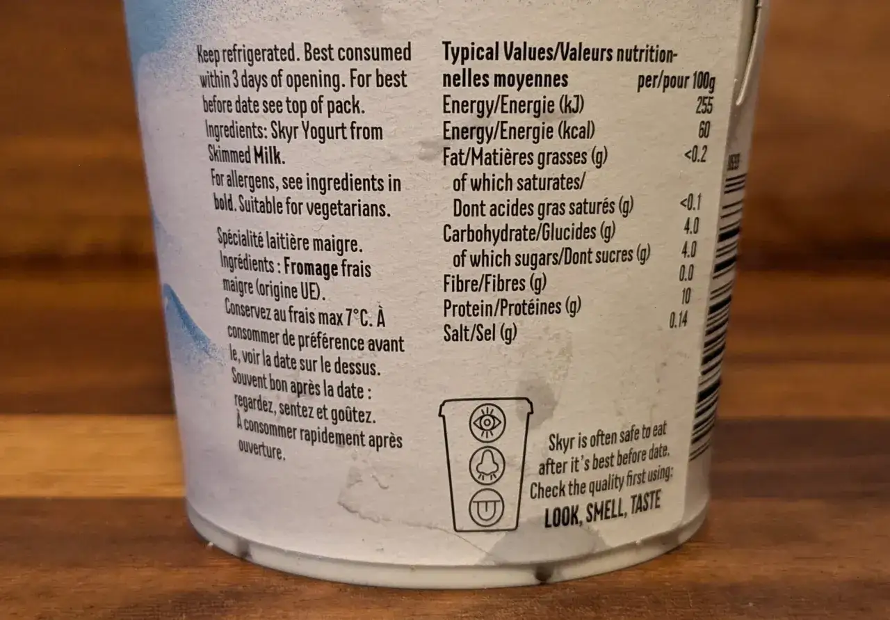 Skąd różnica między skyrem a jogurtem? Składniki: jogurt skyr z odtłuszczonego mleka. Wartości odżywcze na 100g: białko 10g.