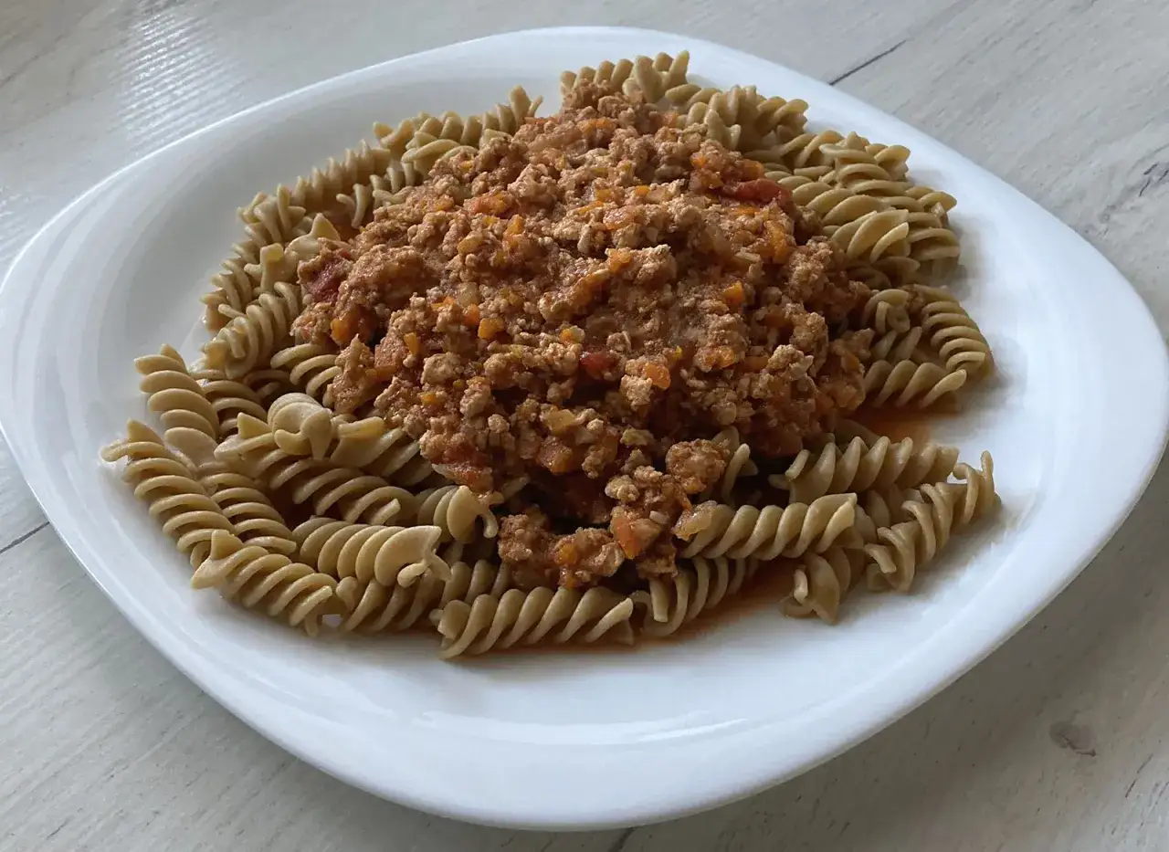 Makaron fusilli z bogatym sosem mięsnym. Idealny pomysł, jak zrobić sos, który zachwyci każdego.