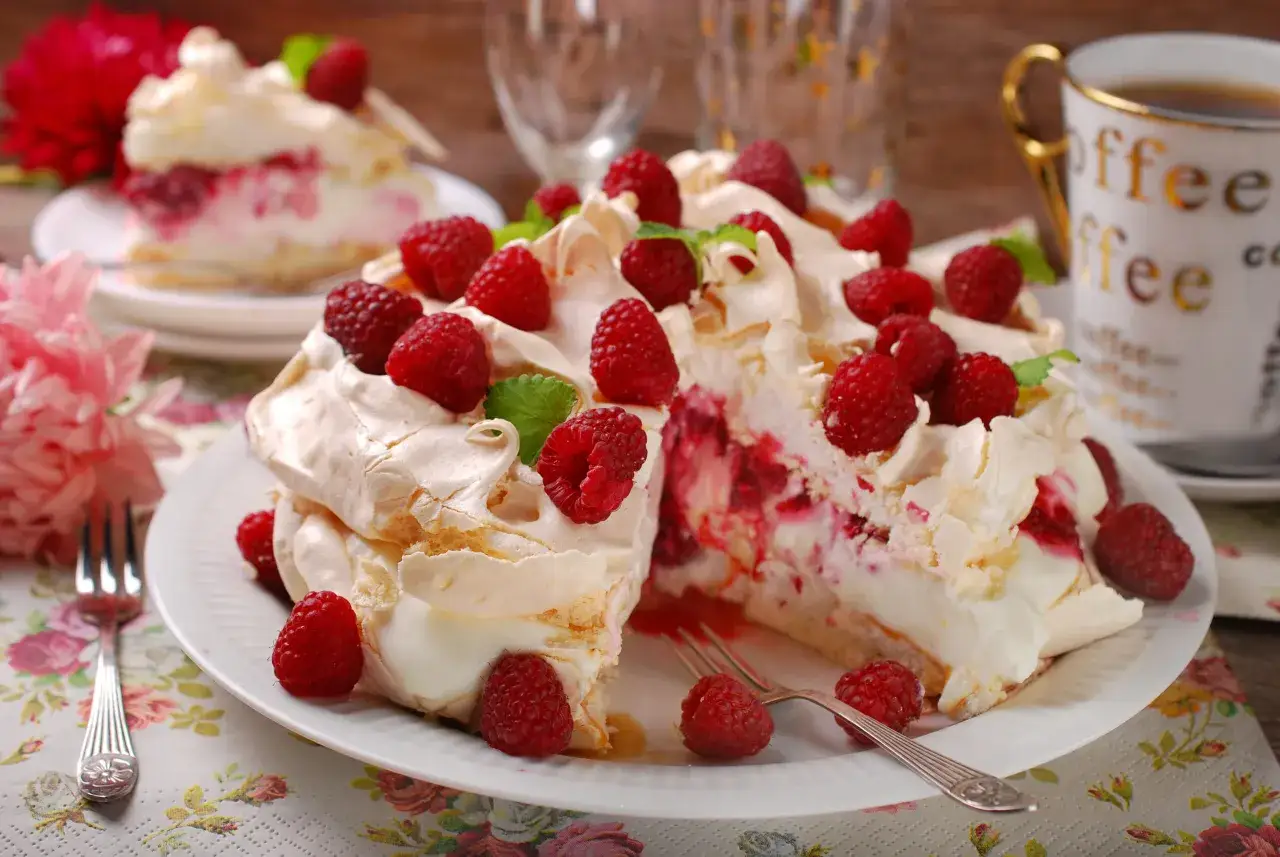 Beza z malinami i kremem. Aby beza nie zmiękła od kremu, warto dodać warstwę czekolady lub ciastek.