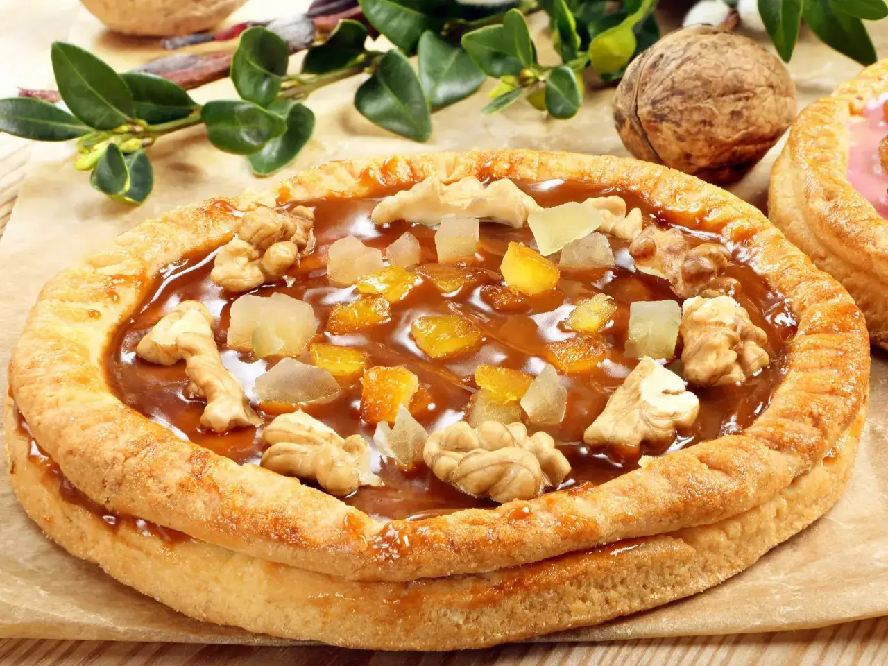 Pyszny mazurek wielkanocny z bakaliami i orzechami, polany słodkim karmelem.
