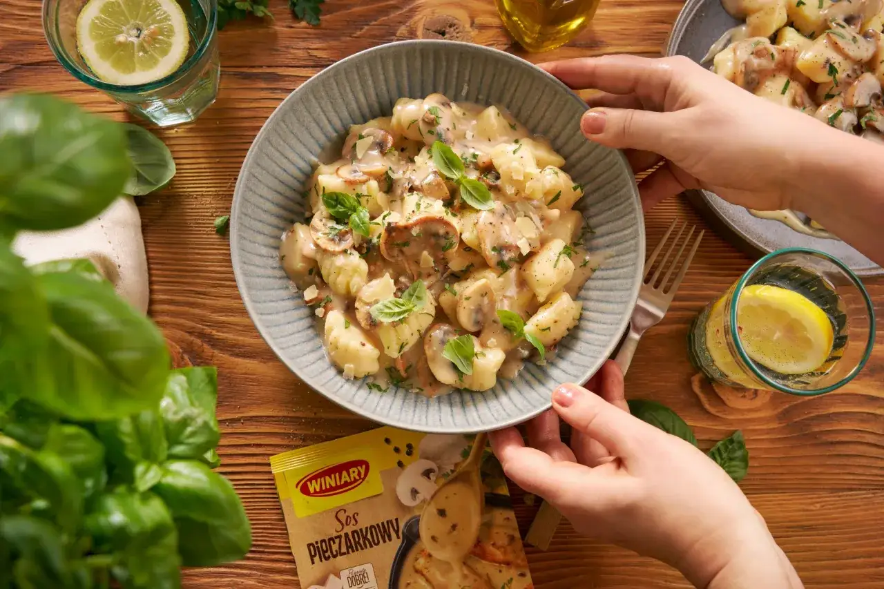 Gnocchi z sosem pieczarkowym, idealne na szybki obiad. Ten przepis na gnocchi z czym podawać jest prosty i pyszny.