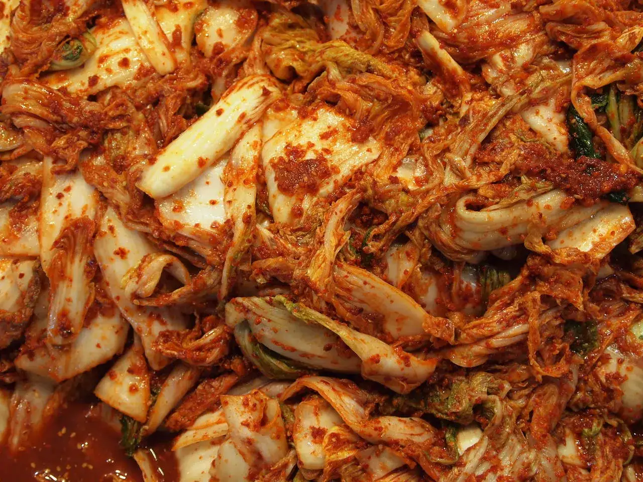 Kimchi co to? Pikantna, fermentowana kapusta pekińska z chili i innymi przyprawami. Pyszna i zdrowa!