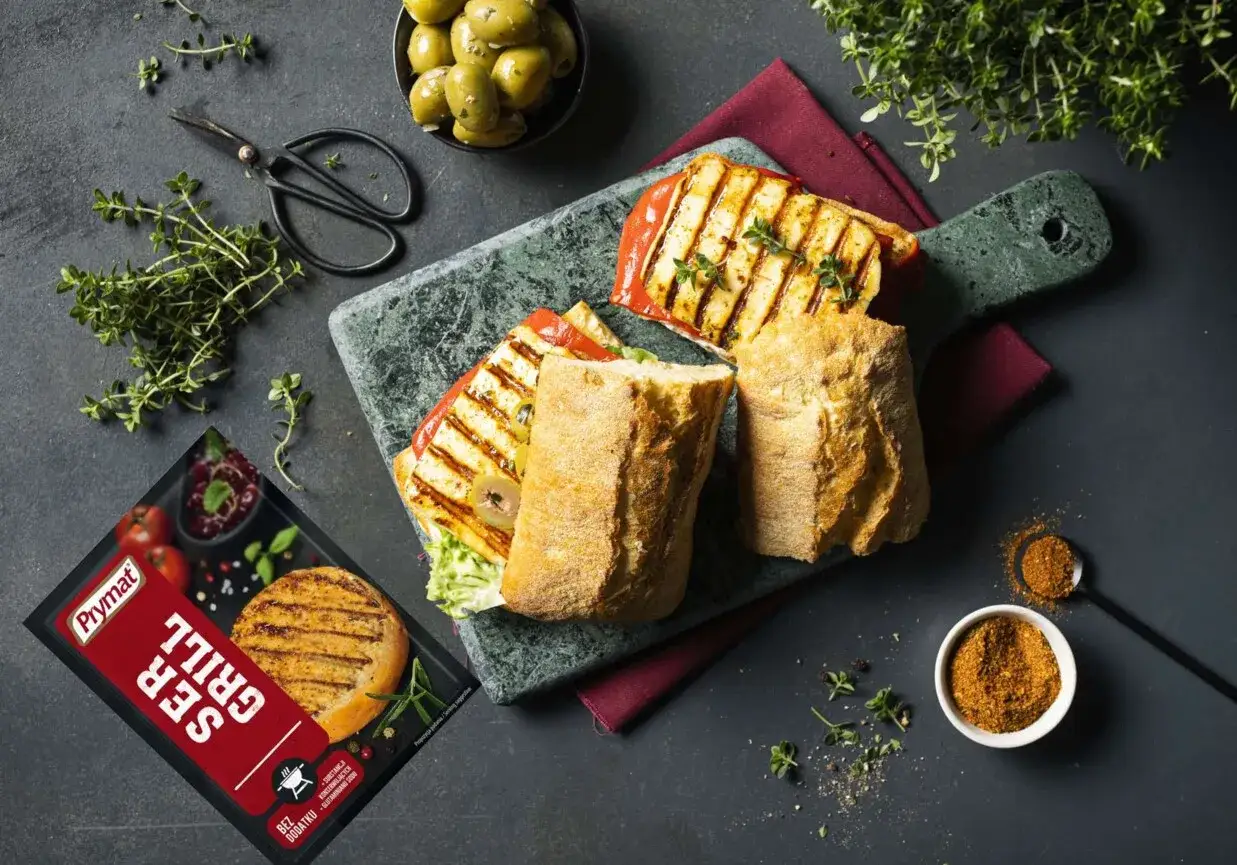 Grillowany ser halloumi z pieczywem i oliwkami. Idealny pomysł na szybki posiłek, gdy zastanawiasz się, grillowany ser halloumi z czym podawać.