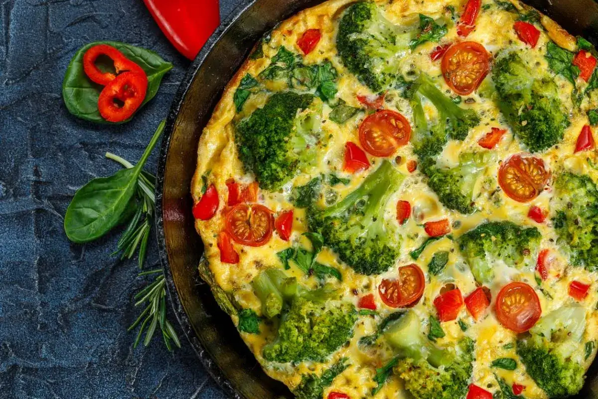 Pyszny omlet na kolację z brokułami, pomidorkami i papryką. Idealny lekki posiłek.