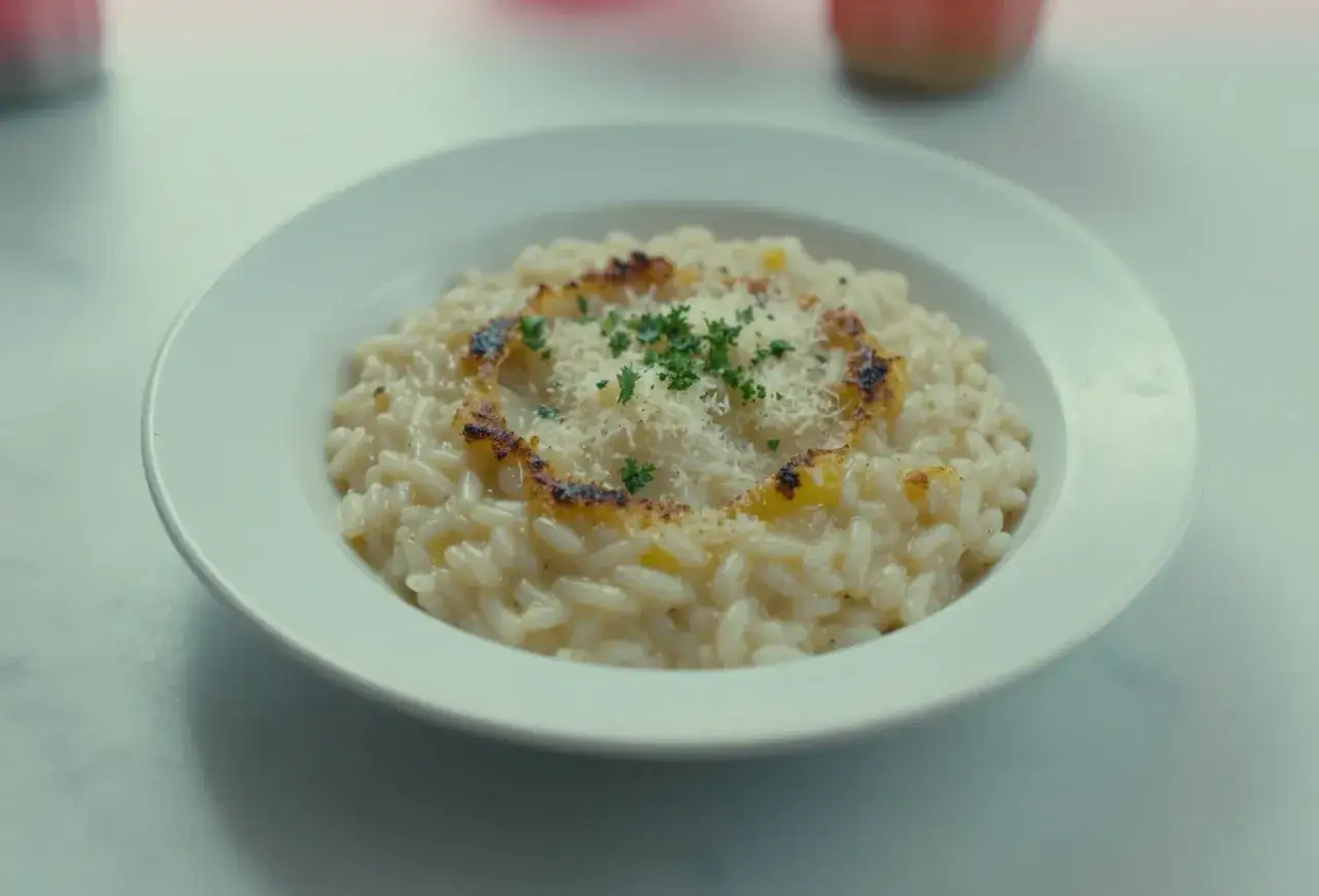 Kremowe risotto z parmezanem i ziołami, idealne na obiad. Prosty risotto przepis.