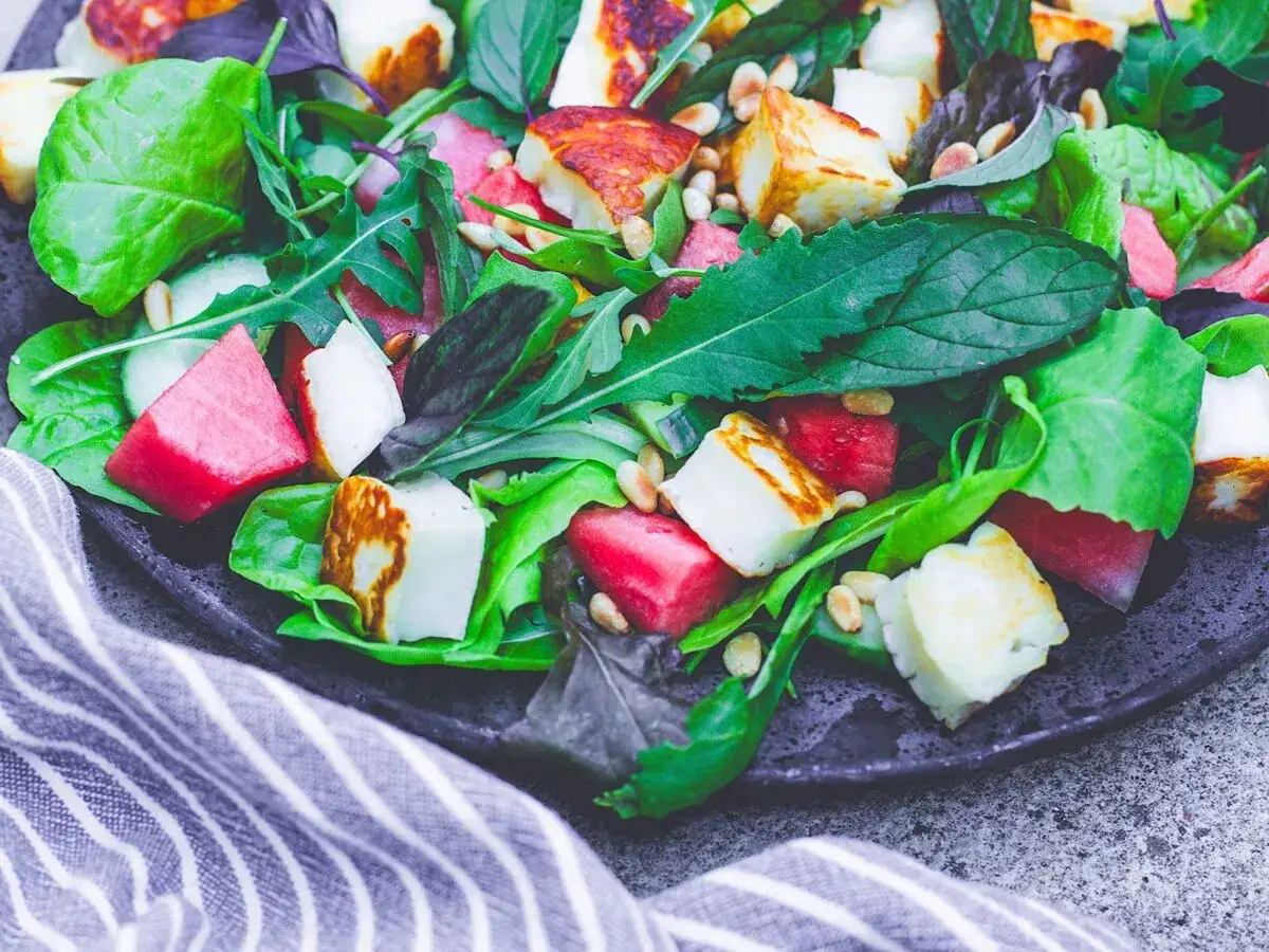 Sałatka z arbuza, sera halloumi i rukoli. Świetny pomysł, co zrobić z arbuza na lekki obiad.