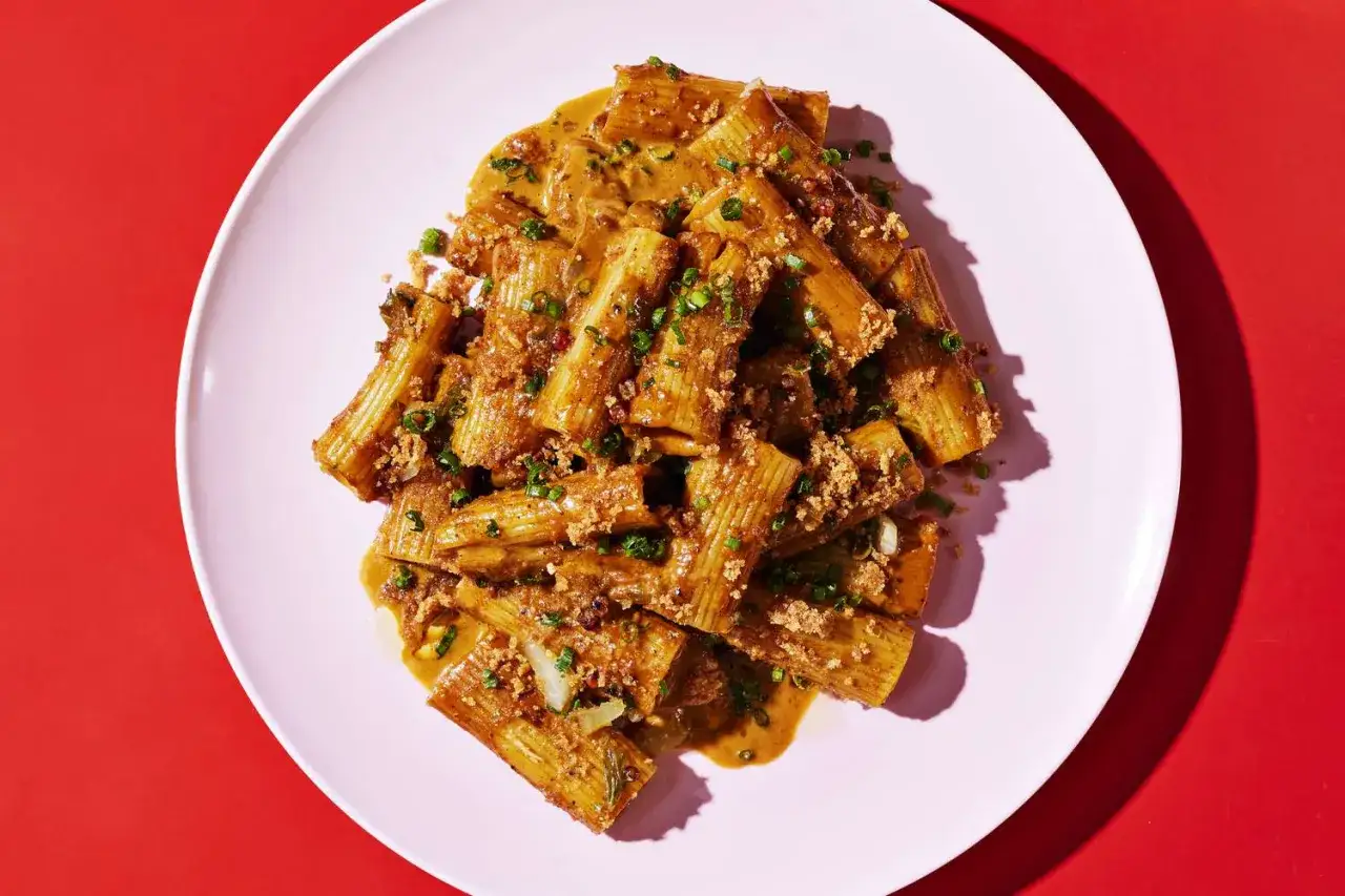 Pyszne rigatoni w kremowym sosie curry, posypane chrupiącą posypką i szczypiorkiem.