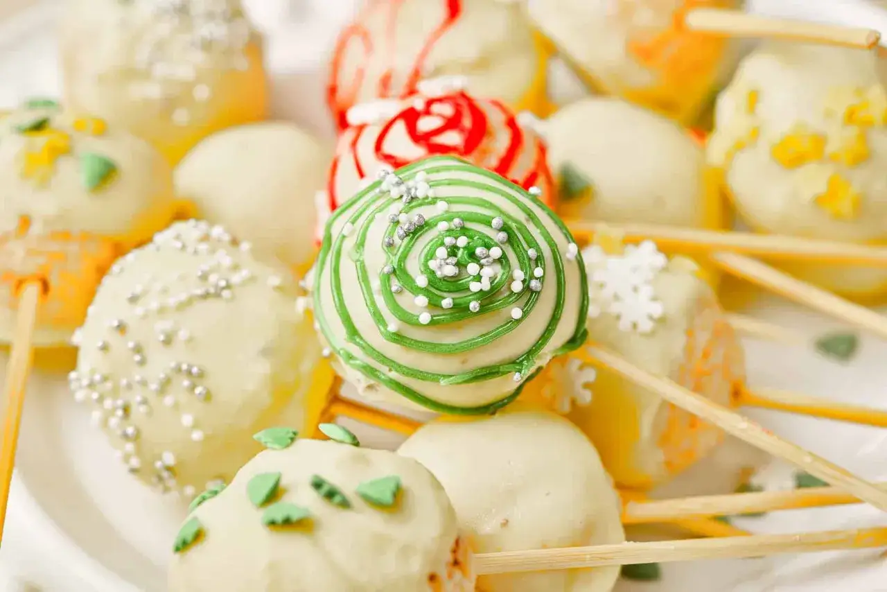 Kolorowe cake pops na patyczkach, idealne na każdą okazję. Ten przepis na cake pops to gwarancja sukcesu!