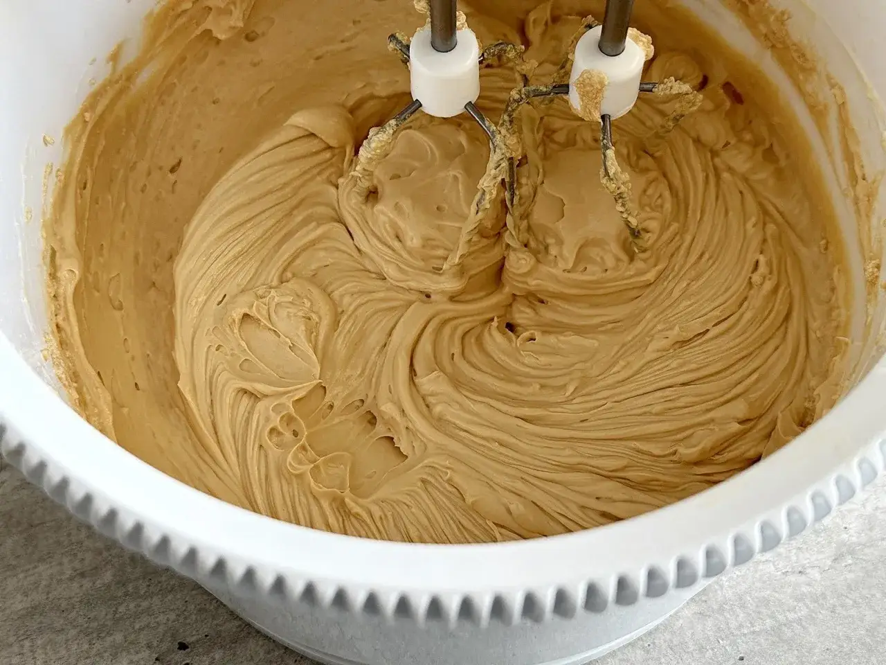 Zwarzony krem z mascarpone w misie miksera. Zobacz, jak uratować zwarzony krem z mascarpone, by zn&oacute;w był idealnie gładki.