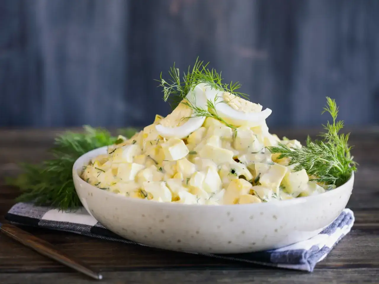 Szybka sałatka z jajkiem do pracy, kremowa, z koperkiem i jajkiem na wierzchu. Idealna na lunch.