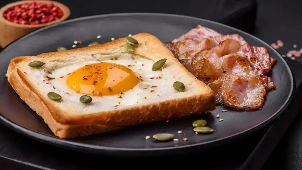 Tost z jajkiem sadzonym i chrupiącym boczkiem. Idealny pomysł na śniadanie, z czym tosty smakują najlepiej? Z tym właśnie!