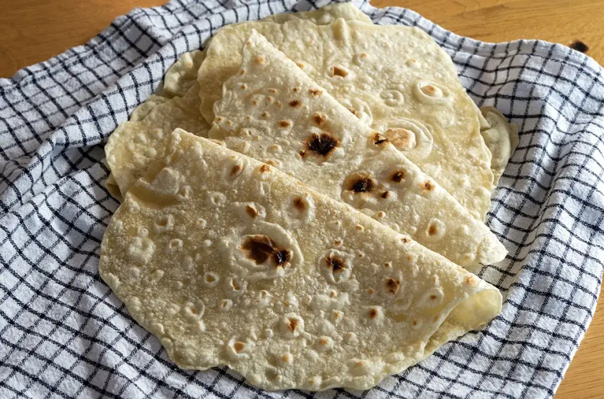 Świeżo upieczone tortille, idealne do wrapów. Dowiedz się, jak zrobić tortille krok po kroku!