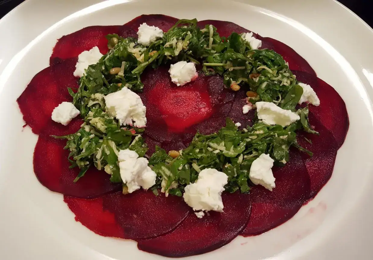 Carpaccio z buraka z rukolą, orzechami pinii i serem feta. Pyszne i zdrowe danie.