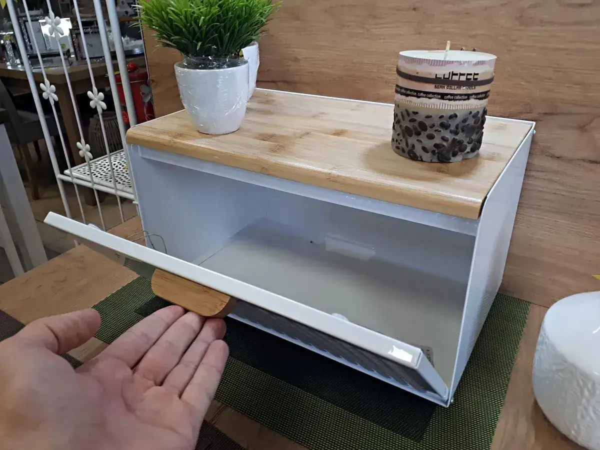 Elegancka metalowa chlebak z drewnianą pokrywą to idealne rozwiązanie, jak przechowywać chleb, by dłużej pozostał świeży.