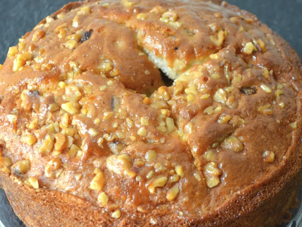 Pyszny, wilgotny sticky toffee pudding posypany orzechami.