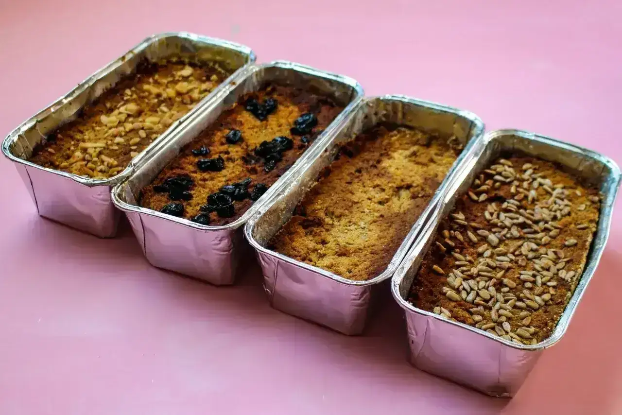 Cztery małe pasztety w foremkach aluminiowych, jeden z rodzynkami, drugi z orzechami, trzeci z nasionami słonecznika. Czy pasztet można mrozic? Tak, można!