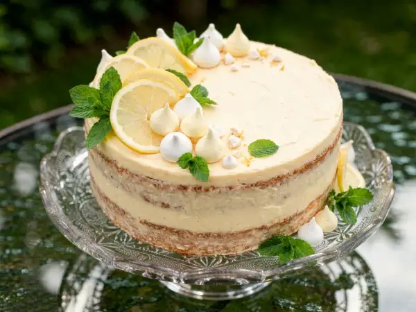 Cytrynowy tort z bezą i miętą, idealny przepis na tort urodzinowy.
