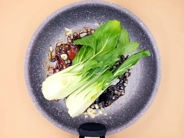 Smażony pak choi z czosnkiem i sosem. Proste i pyszne przepisy na pak choi.