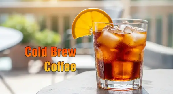 Orzeźwiający cold brew z plasterkiem pomarańczy, idealny na upalny dzień.