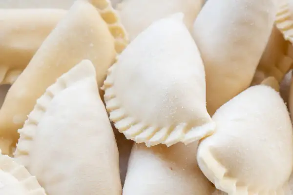 Zamrożone pierogi, gotowe do przechowania. Dowiedz się, jak zamrozić ugotowane pierogi, by cieszyć się nimi później.
