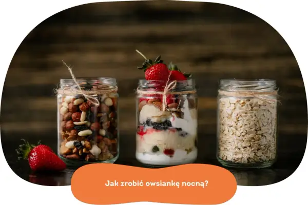 Słoiki z bakaliami, owsianką i gotową nocną owsianką z owocami. Idealne na zdrowy start dnia.