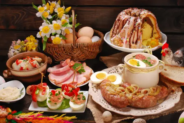 Tradycyjne dania wielkanocne: biała kiełbasa, żurek, jajka faszerowane, wędlina, babka drożdżowa i chrzan.