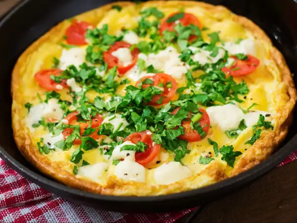 Pyszna frittata z pomidorami i serem, idealna na szybką kolację w 5 minut.