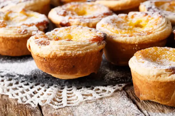 Pyszne babeczki pasteis de nata, idealne na deser. Ten przepis na pasteis de nata jest prosty i szybki.